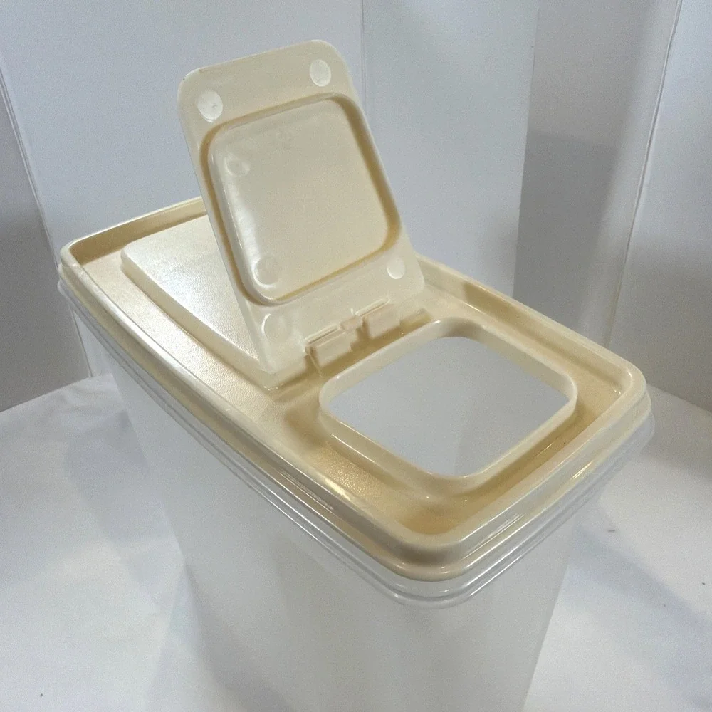 Rubbermaid‎ Servin Saver 1.3 Gallon 5.0 L Cereal Keeper Storage Container Almond
